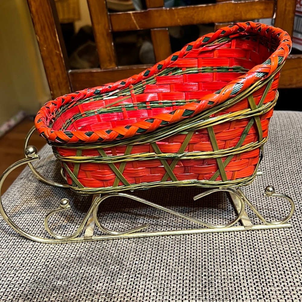 Basket sleigh with metal runners